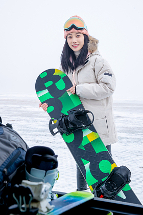 青年女人拿着单板滑雪板