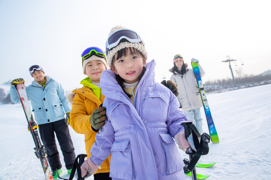 快乐的年轻家庭来滑雪场滑雪 快乐的年轻家庭来滑雪场滑雪