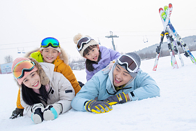 幸福快乐的一家四口趴在雪地上