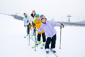 滑雪场内站一排滑雪的快乐家庭