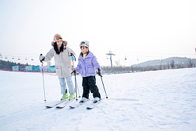 滑雪场上滑雪的快乐母女