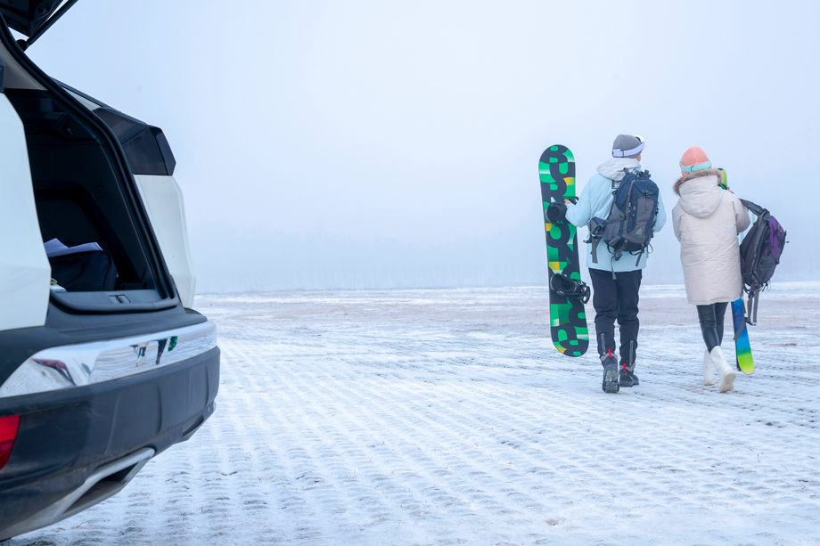 青年伴侣拿着滑雪板的背影 青年伴侣拿着滑雪板的背影