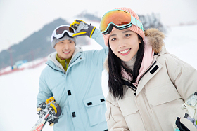 滑雪场上快乐的青年伴侣