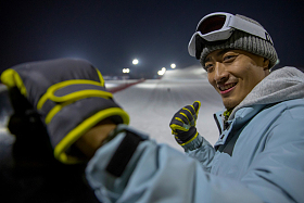 夜晚青年男人站在滑雪场内图片