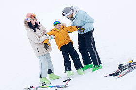 滑雪场上快乐玩耍的三口之家