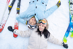 快乐的青年伴侣躺在雪地上图片