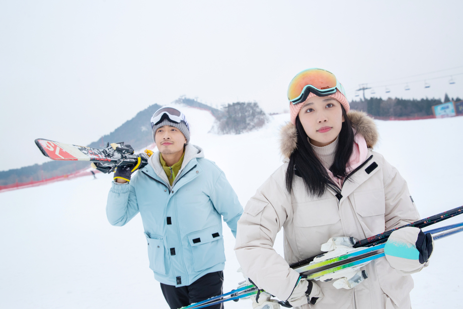 雪场上拿着滑雪板去滑雪的情侣 雪场上拿着滑雪板去滑雪的情侣
