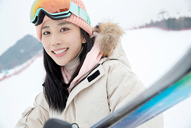 滑雪场上抱着滑雪板漂亮的青年女人