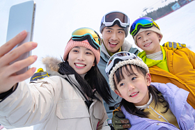 滑雪场上一家四口搂在一起自拍