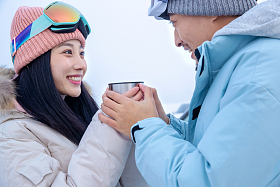 户外青年伴侣拿着杯子喝水图片