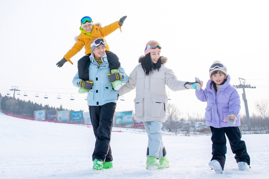 滑雪场上步行玩耍的一家四口 滑雪场上步行玩耍的一家四口