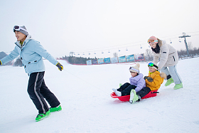 玩雪上滑板幸福的一家四口图片