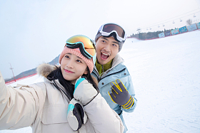 雪场上自拍的情侣图片