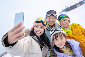 滑雪场上一家四口搂在一起自拍