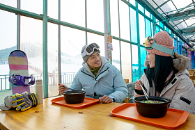 滑雪完的青年伴侣在餐厅用餐图片