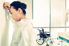 疲惫的青年女医生图片