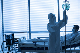 医生在病房里照顾患者图片