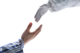 医生向患者伸出援助之手图片