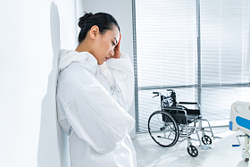 疲惫的青年女医生照片