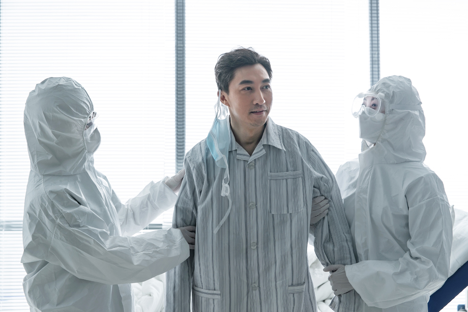 医生在病房里照顾患者照片