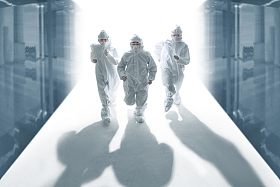 医疗团队奔跑救援图片