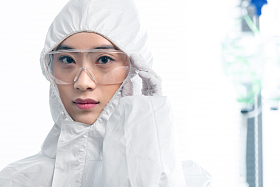 穿防护服的青年女医生图片