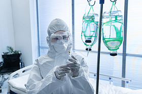 青年女医生在病房里工作图片