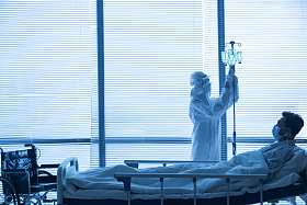 医生和患者在病房里照片