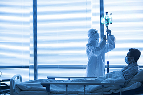 医生和患者在病房里图片