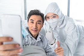 医生和患者一起看手机照片