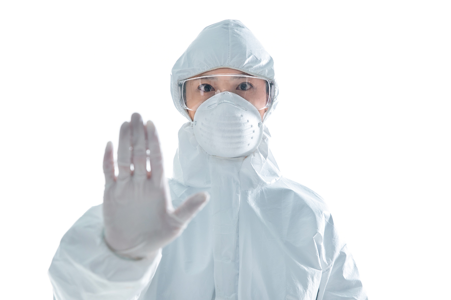 穿防护服的年轻女医生照片
