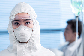 医生在病房里照顾患者图片