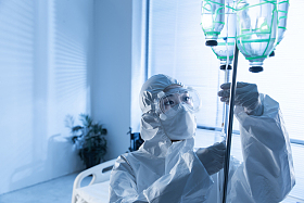 青年女医生在病房里工作图片