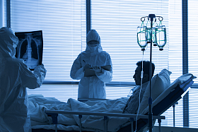 医生给患者查看X光片