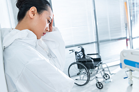 疲惫的青年女医生