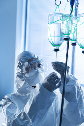 青年女医生调试生理盐水图片