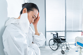 病房里头痛的青年女医生