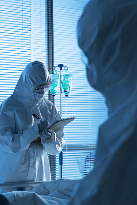 医生在病房里照顾患者