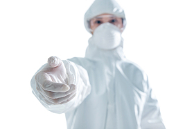 穿防护服的年轻女医生照片