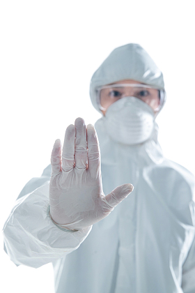 穿防护服的年轻女医生图片