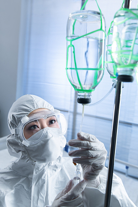 医务工作者在病房里调试生理盐水