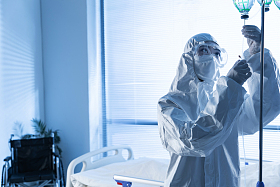 青年女医生调试生理盐水图片