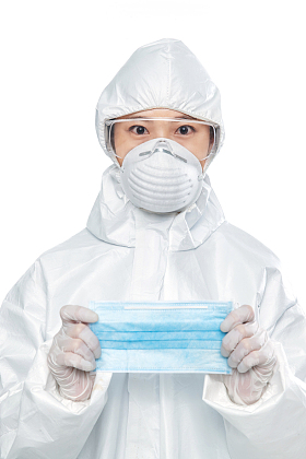 穿防护服的年轻女医生图片