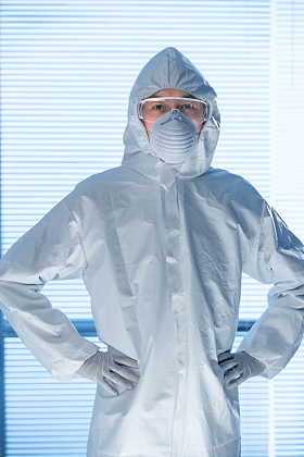 穿防护服的医生