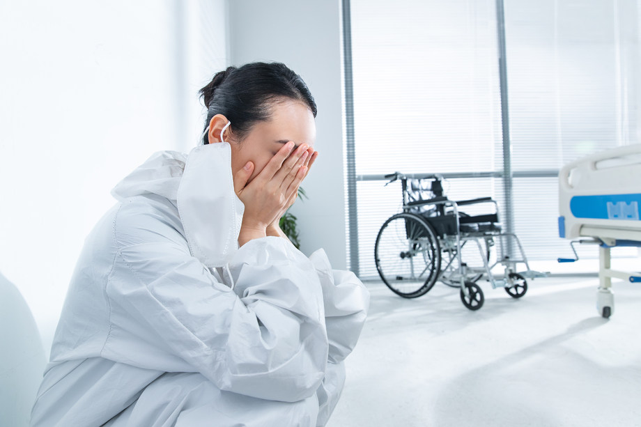 病房里头痛的青年女医生图片 病房里头痛的青年女医生图片