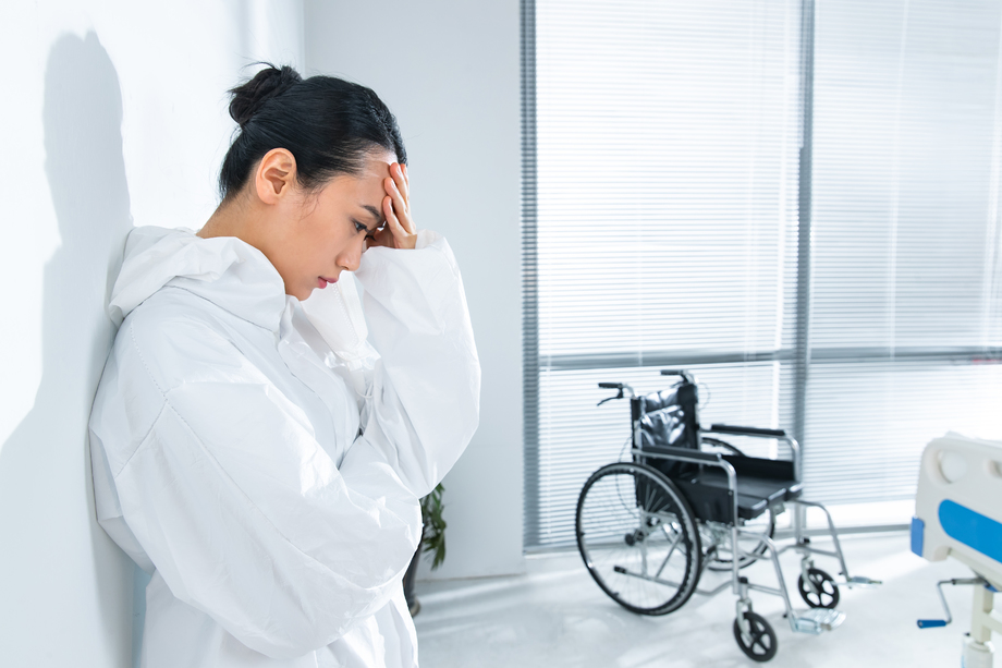 病房里头痛的青年女医生图片 病房里头痛的青年女医生图片