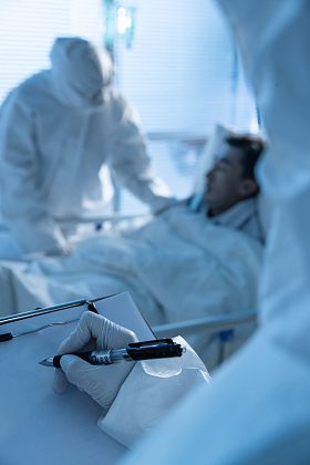 医生在病房里照顾患者