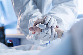 医生握住患者的手照片