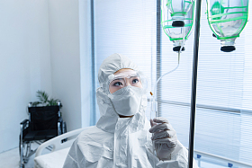 青年女医生在病房里工作图片