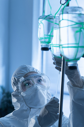 医务工作者在病房里调试生理盐水